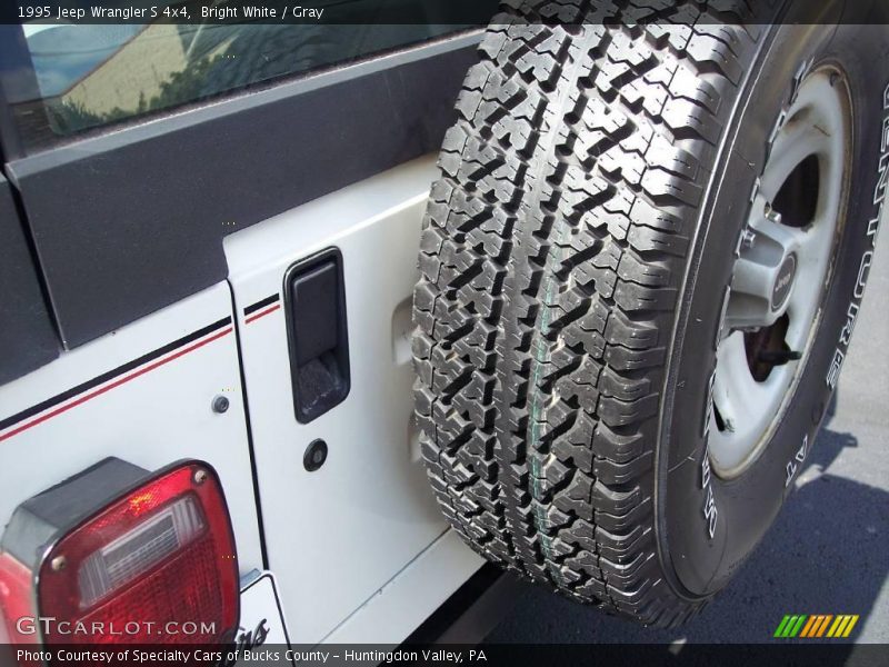 Bright White / Gray 1995 Jeep Wrangler S 4x4