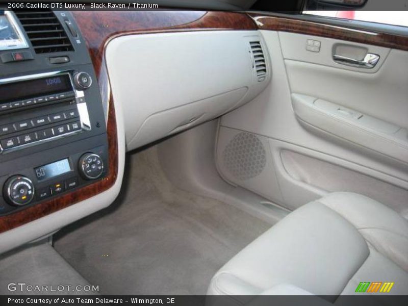 Black Raven / Titanium 2006 Cadillac DTS Luxury