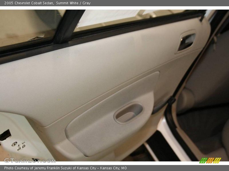 Summit White / Gray 2005 Chevrolet Cobalt Sedan