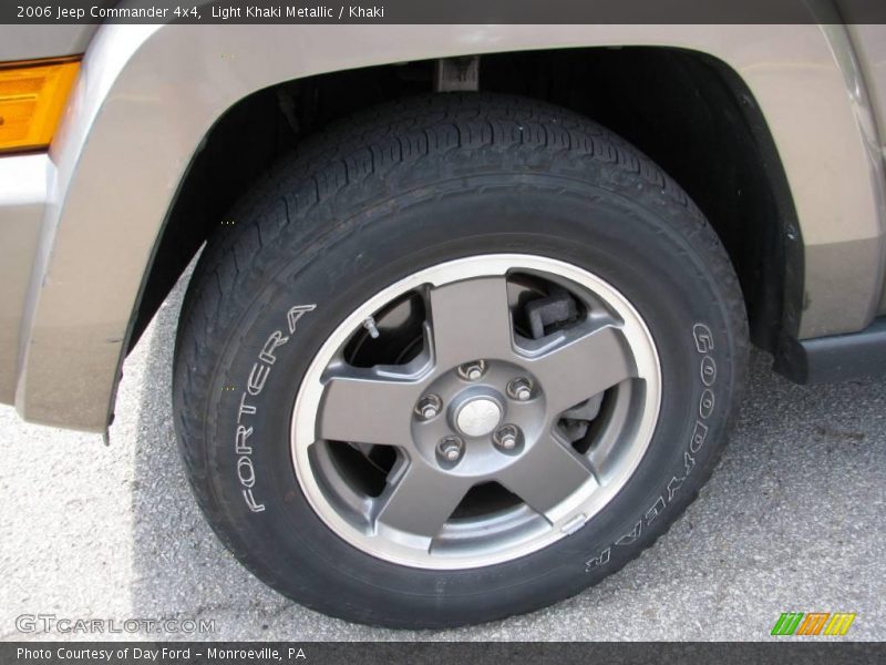 Light Khaki Metallic / Khaki 2006 Jeep Commander 4x4
