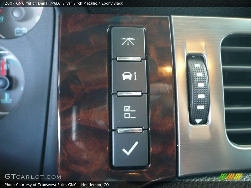 Silver Birch Metallic / Ebony Black 2007 GMC Yukon Denali AWD