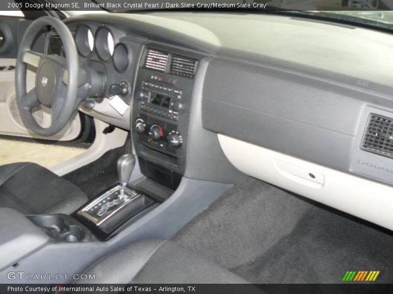 Brilliant Black Crystal Pearl / Dark Slate Gray/Medium Slate Gray 2005 Dodge Magnum SE