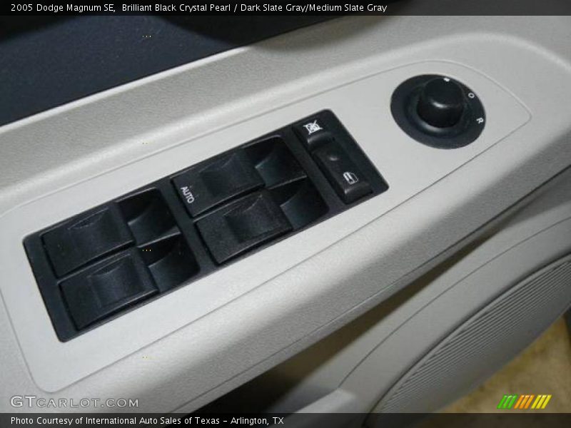Brilliant Black Crystal Pearl / Dark Slate Gray/Medium Slate Gray 2005 Dodge Magnum SE