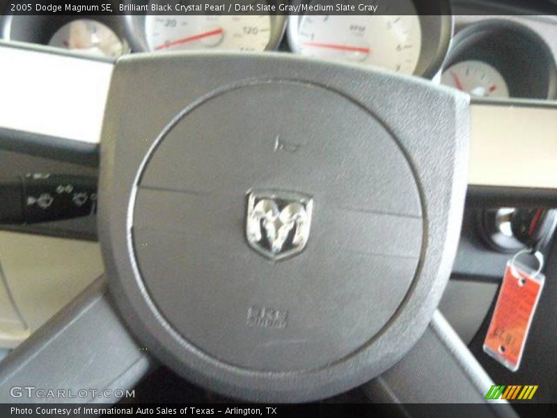 Brilliant Black Crystal Pearl / Dark Slate Gray/Medium Slate Gray 2005 Dodge Magnum SE
