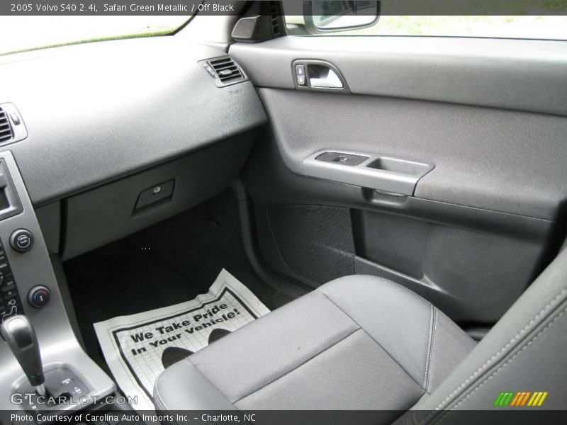 Safari Green Metallic / Off Black 2005 Volvo S40 2.4i