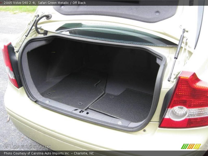 Safari Green Metallic / Off Black 2005 Volvo S40 2.4i