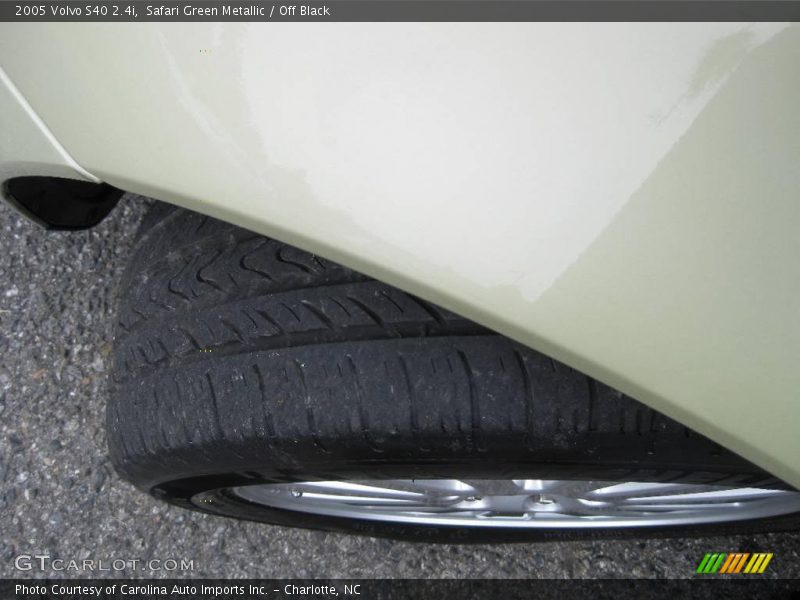 Safari Green Metallic / Off Black 2005 Volvo S40 2.4i