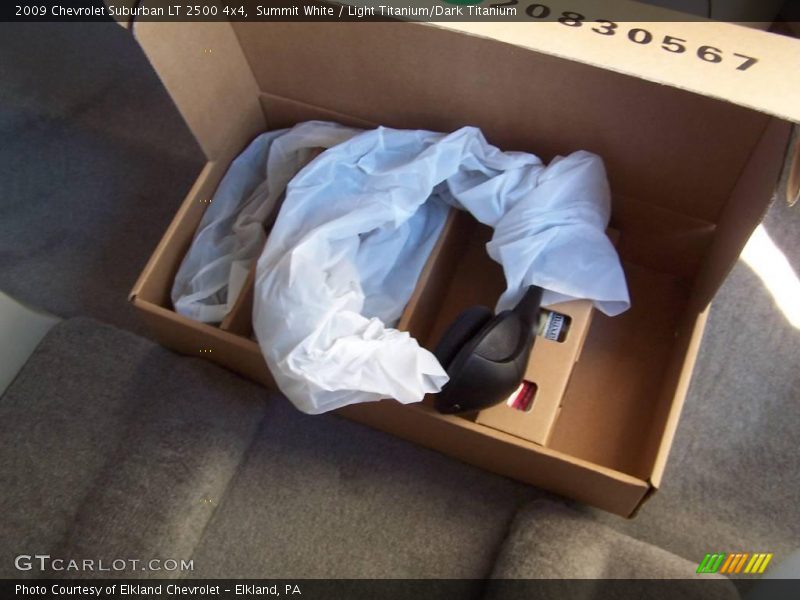 Summit White / Light Titanium/Dark Titanium 2009 Chevrolet Suburban LT 2500 4x4