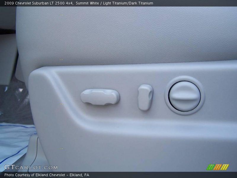 Summit White / Light Titanium/Dark Titanium 2009 Chevrolet Suburban LT 2500 4x4