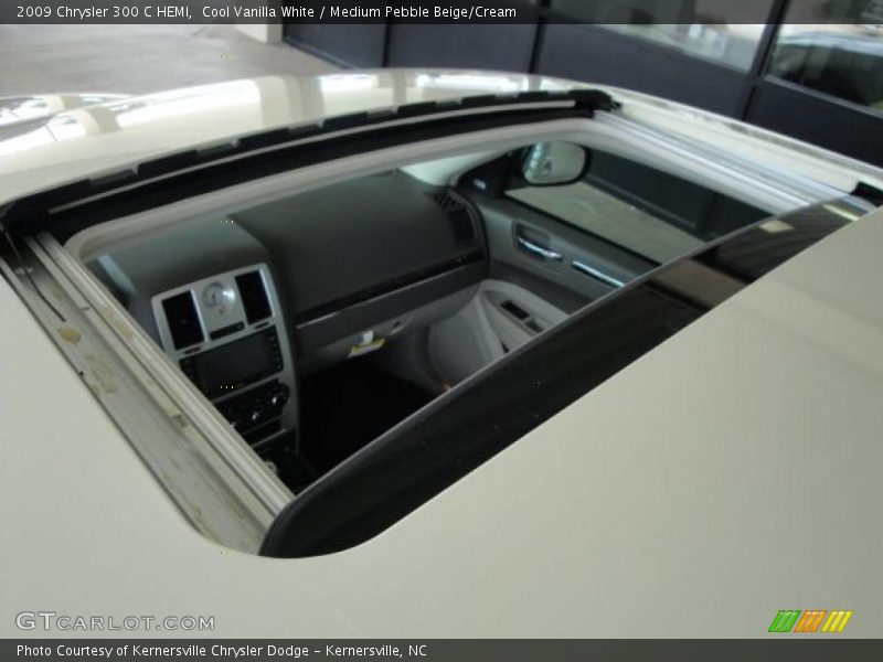 Cool Vanilla White / Medium Pebble Beige/Cream 2009 Chrysler 300 C HEMI