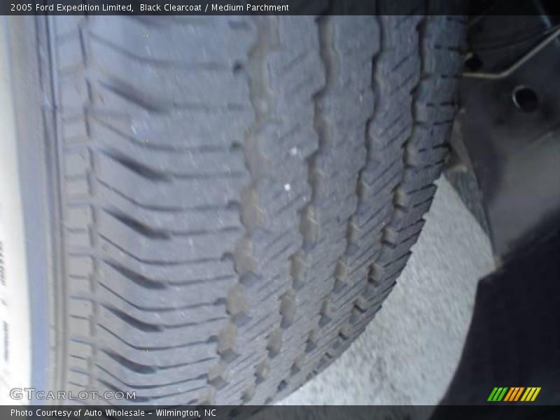 Black Clearcoat / Medium Parchment 2005 Ford Expedition Limited