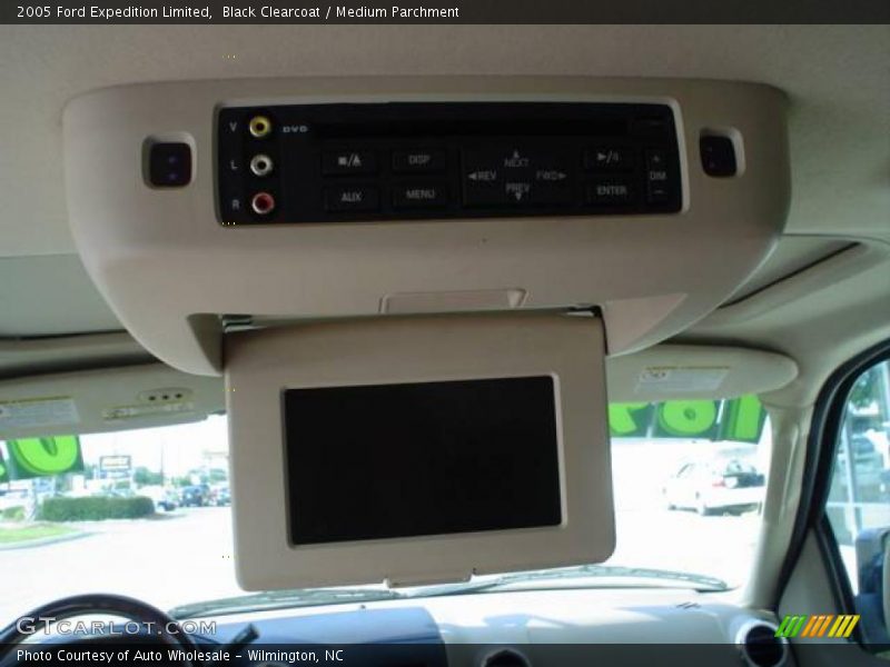 Black Clearcoat / Medium Parchment 2005 Ford Expedition Limited