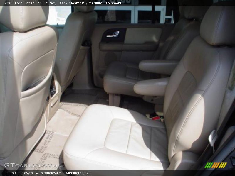 Black Clearcoat / Medium Parchment 2005 Ford Expedition Limited
