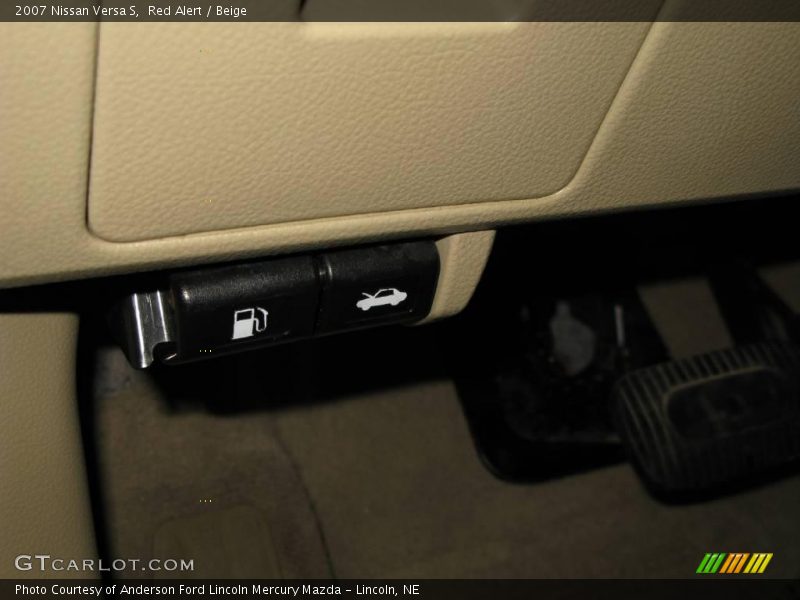 Red Alert / Beige 2007 Nissan Versa S