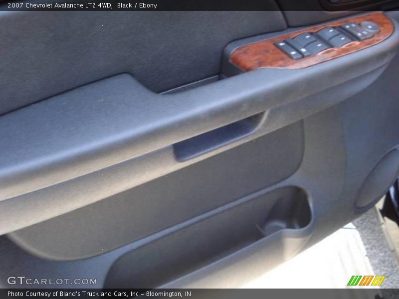 Black / Ebony 2007 Chevrolet Avalanche LTZ 4WD