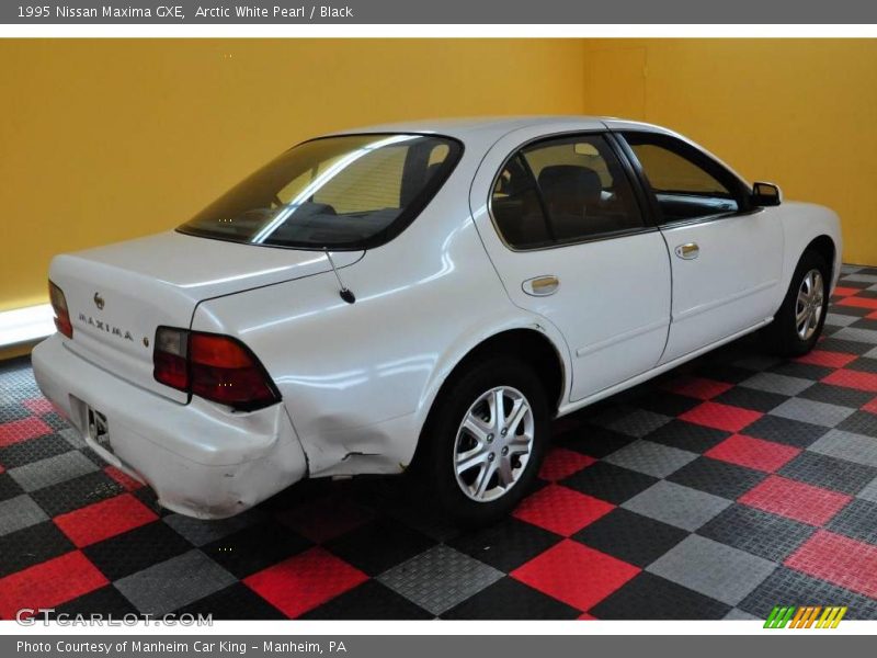 Arctic White Pearl / Black 1995 Nissan Maxima GXE