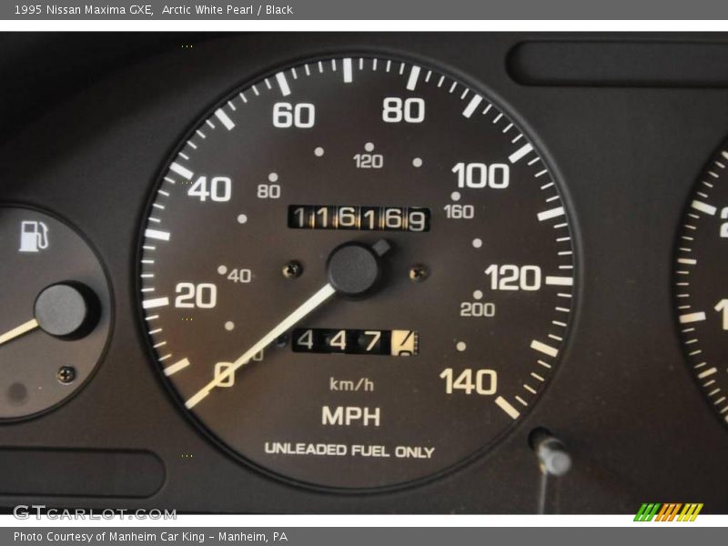 Arctic White Pearl / Black 1995 Nissan Maxima GXE