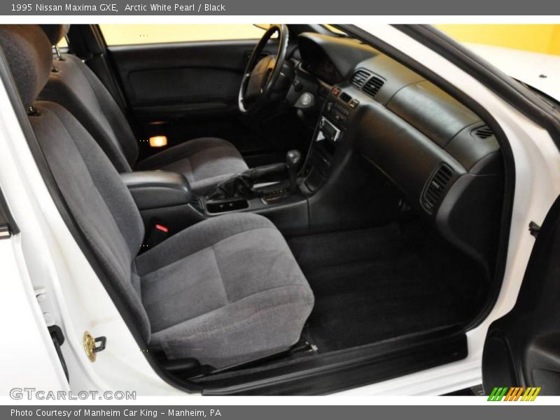 Arctic White Pearl / Black 1995 Nissan Maxima GXE
