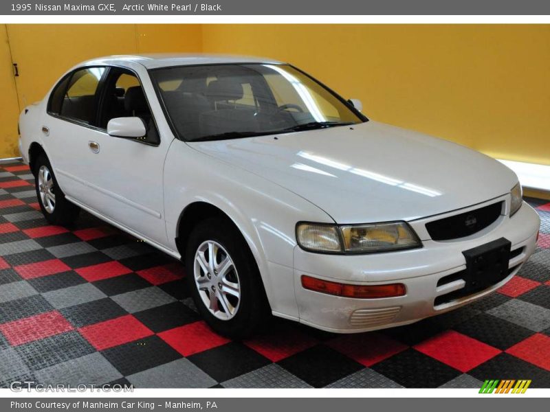 Arctic White Pearl / Black 1995 Nissan Maxima GXE
