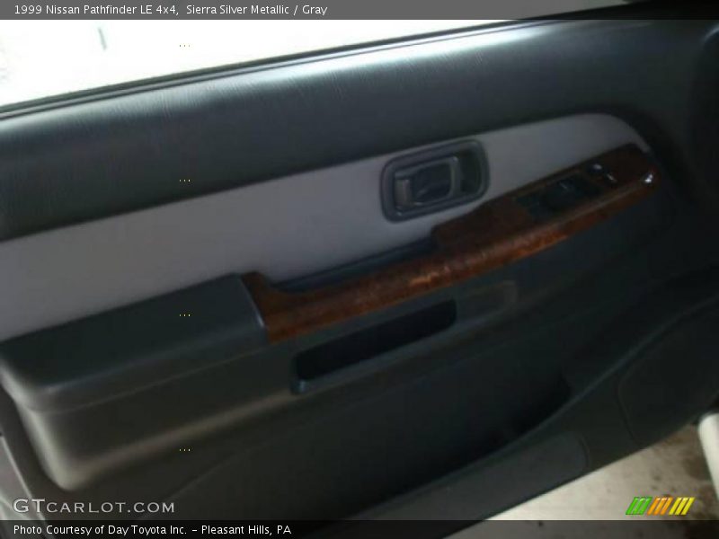 Sierra Silver Metallic / Gray 1999 Nissan Pathfinder LE 4x4