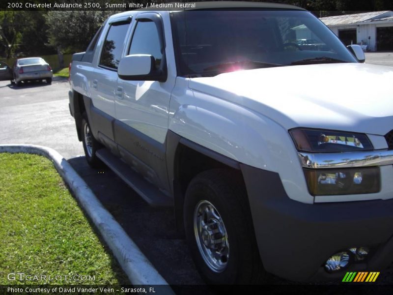 Summit White / Medium Neutral 2002 Chevrolet Avalanche 2500