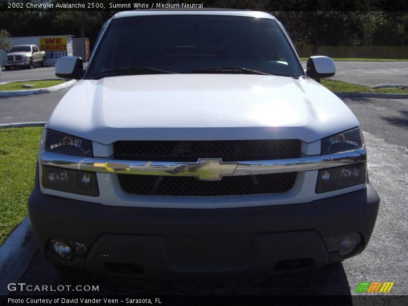 Summit White / Medium Neutral 2002 Chevrolet Avalanche 2500