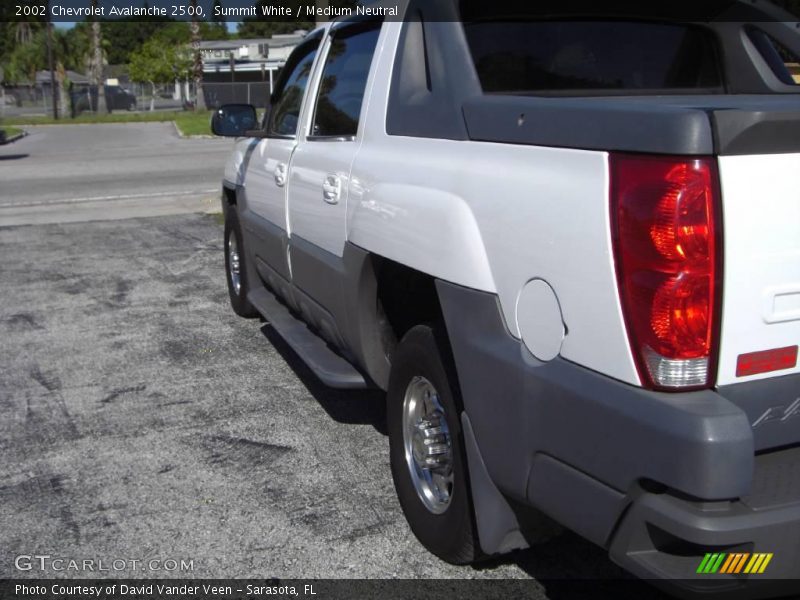 Summit White / Medium Neutral 2002 Chevrolet Avalanche 2500