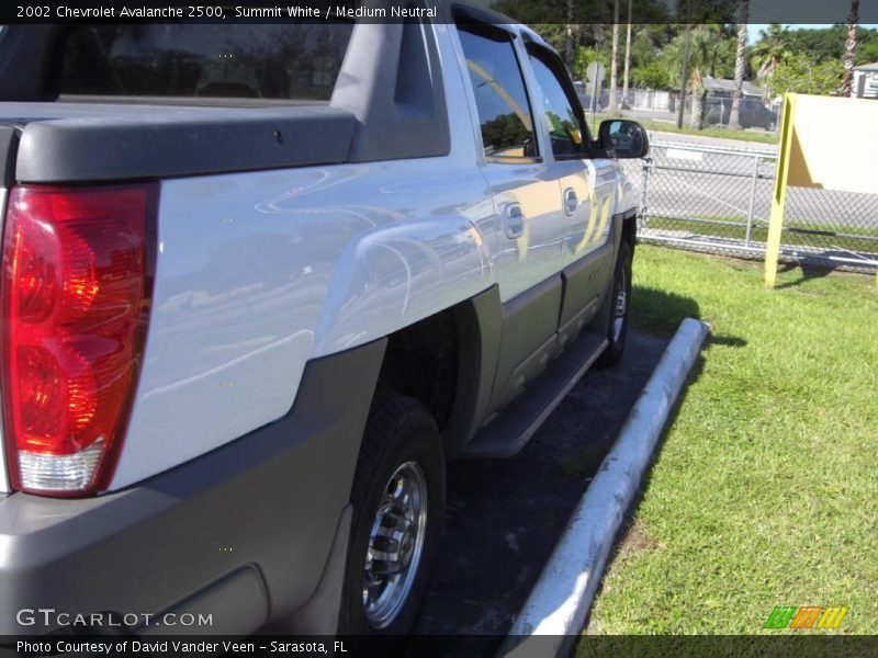 Summit White / Medium Neutral 2002 Chevrolet Avalanche 2500