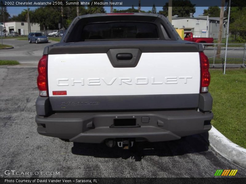 Summit White / Medium Neutral 2002 Chevrolet Avalanche 2500