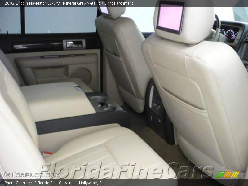 Mineral Grey Metallic / Light Parchment 2003 Lincoln Navigator Luxury
