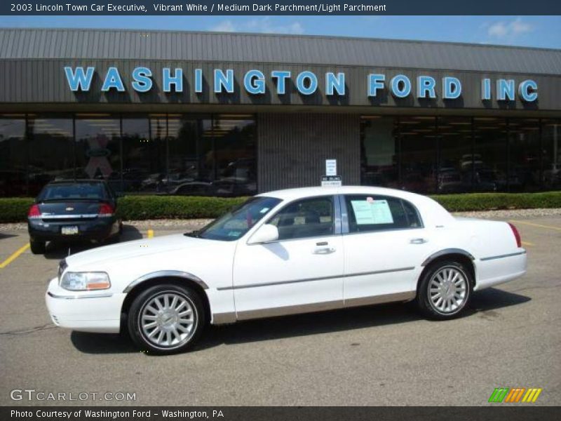 Vibrant White / Medium Dark Parchment/Light Parchment 2003 Lincoln Town Car Executive