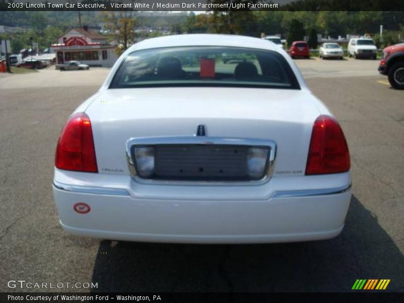 Vibrant White / Medium Dark Parchment/Light Parchment 2003 Lincoln Town Car Executive