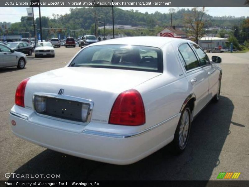 Vibrant White / Medium Dark Parchment/Light Parchment 2003 Lincoln Town Car Executive