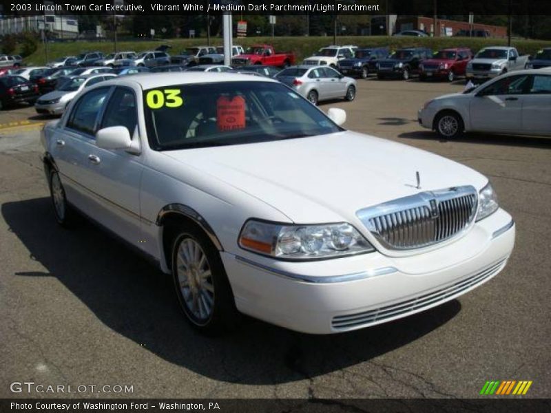 Vibrant White / Medium Dark Parchment/Light Parchment 2003 Lincoln Town Car Executive