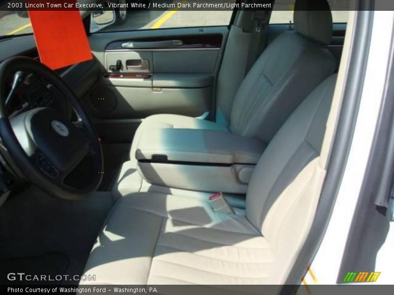 Vibrant White / Medium Dark Parchment/Light Parchment 2003 Lincoln Town Car Executive