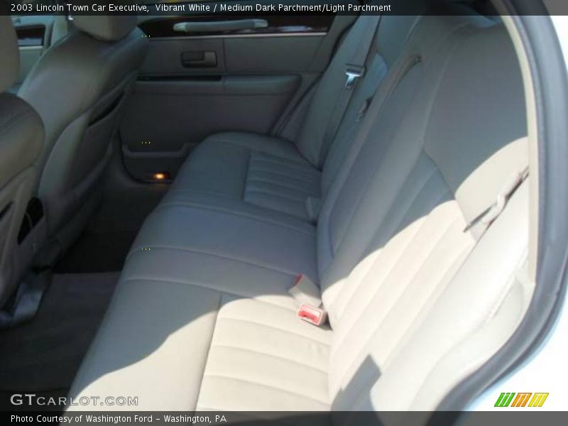 Vibrant White / Medium Dark Parchment/Light Parchment 2003 Lincoln Town Car Executive