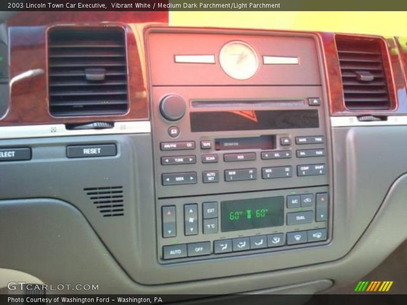 Vibrant White / Medium Dark Parchment/Light Parchment 2003 Lincoln Town Car Executive