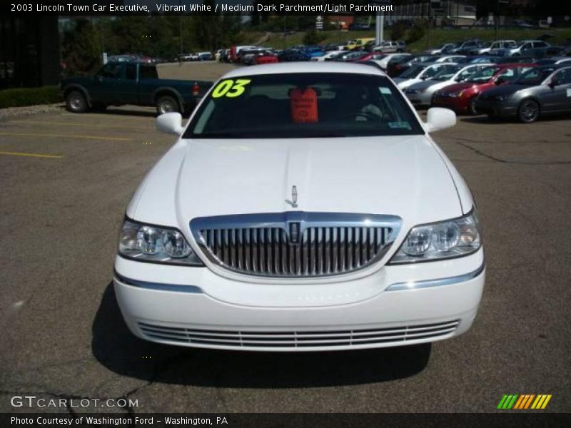 Vibrant White / Medium Dark Parchment/Light Parchment 2003 Lincoln Town Car Executive