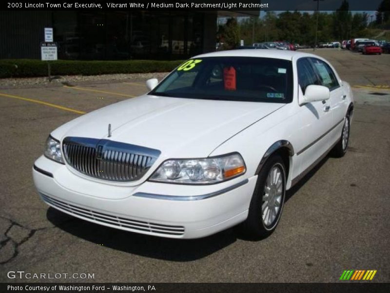 Vibrant White / Medium Dark Parchment/Light Parchment 2003 Lincoln Town Car Executive