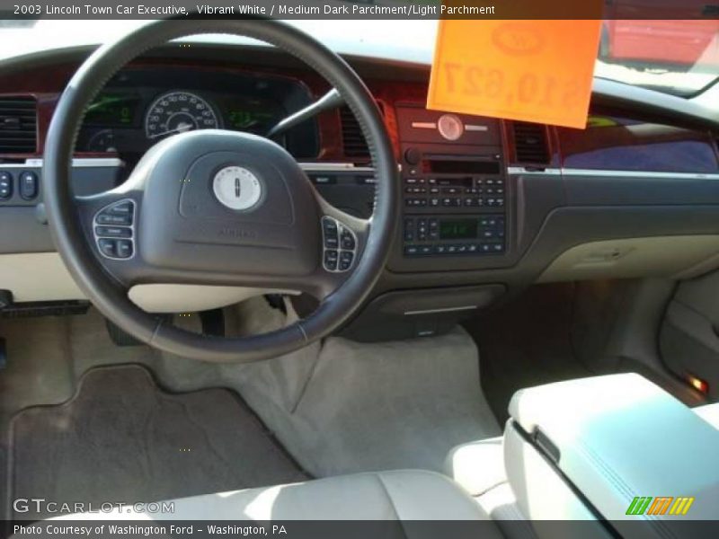 Vibrant White / Medium Dark Parchment/Light Parchment 2003 Lincoln Town Car Executive