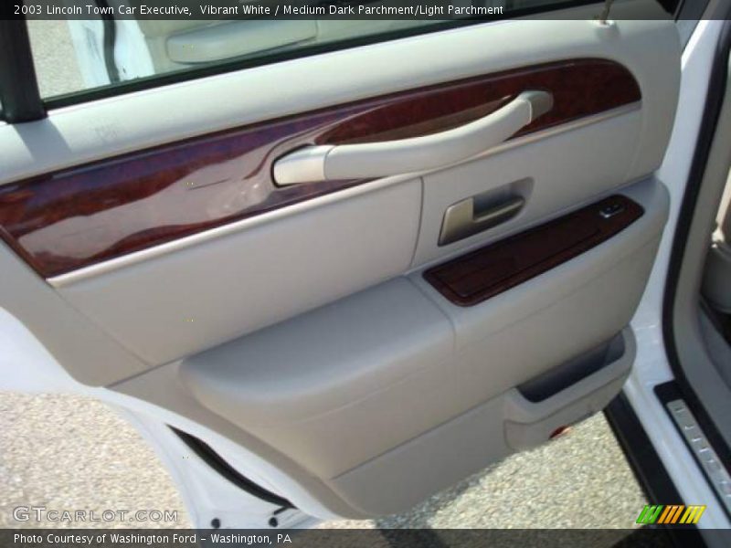 Vibrant White / Medium Dark Parchment/Light Parchment 2003 Lincoln Town Car Executive