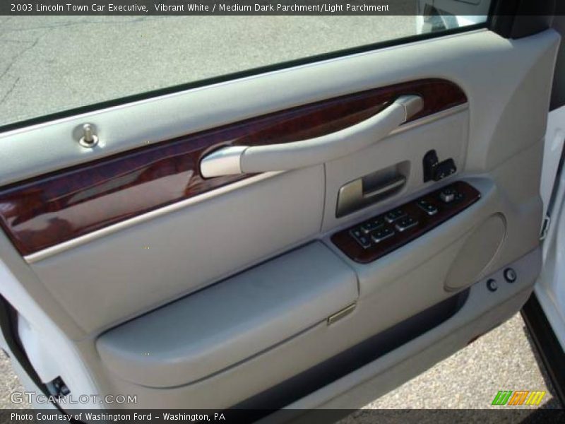 Vibrant White / Medium Dark Parchment/Light Parchment 2003 Lincoln Town Car Executive