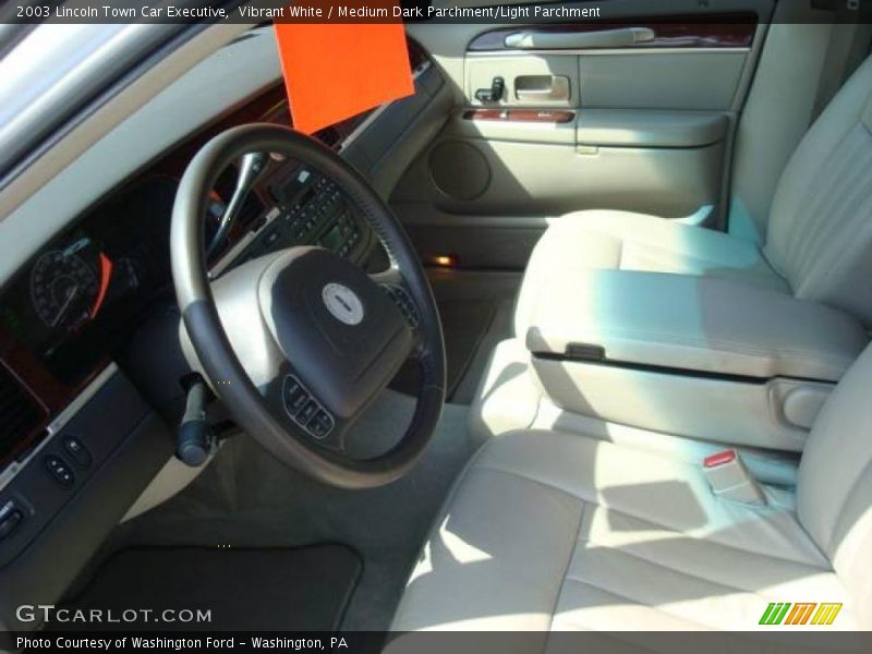 Vibrant White / Medium Dark Parchment/Light Parchment 2003 Lincoln Town Car Executive