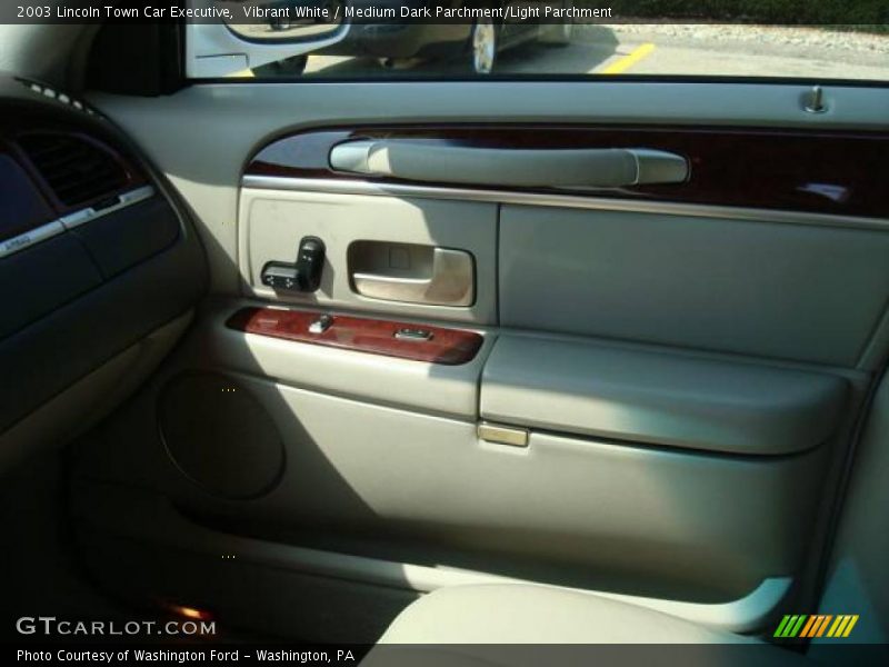 Vibrant White / Medium Dark Parchment/Light Parchment 2003 Lincoln Town Car Executive