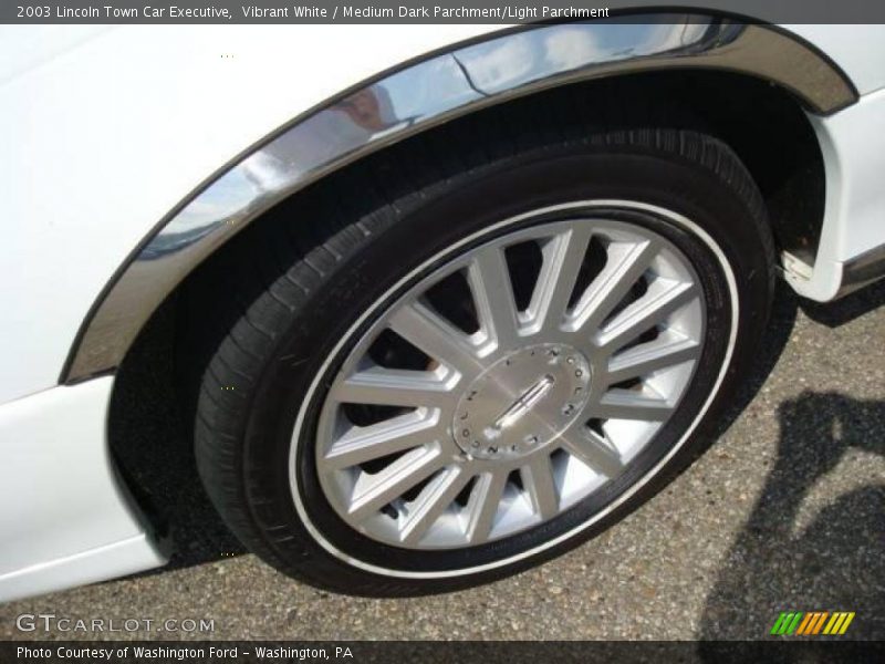 Vibrant White / Medium Dark Parchment/Light Parchment 2003 Lincoln Town Car Executive