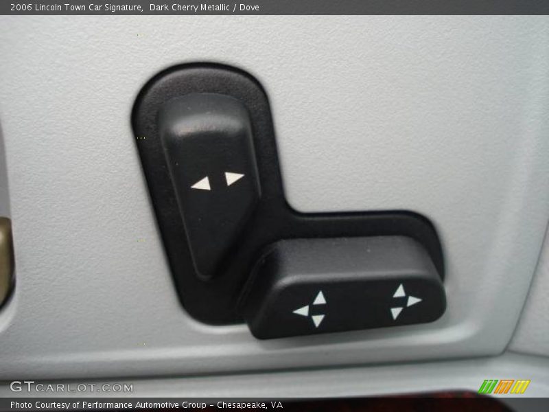 Dark Cherry Metallic / Dove 2006 Lincoln Town Car Signature