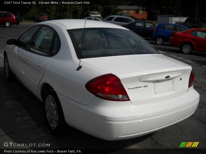 Vibrant White / Medium/Dark Flint 2007 Ford Taurus SE