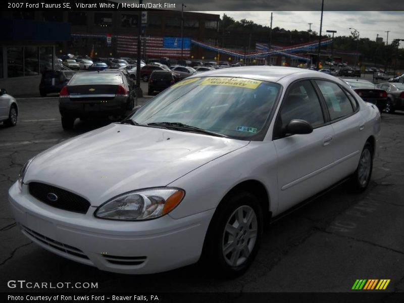 Vibrant White / Medium/Dark Flint 2007 Ford Taurus SE