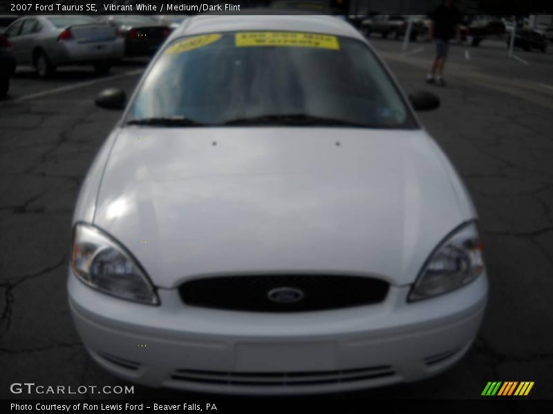Vibrant White / Medium/Dark Flint 2007 Ford Taurus SE