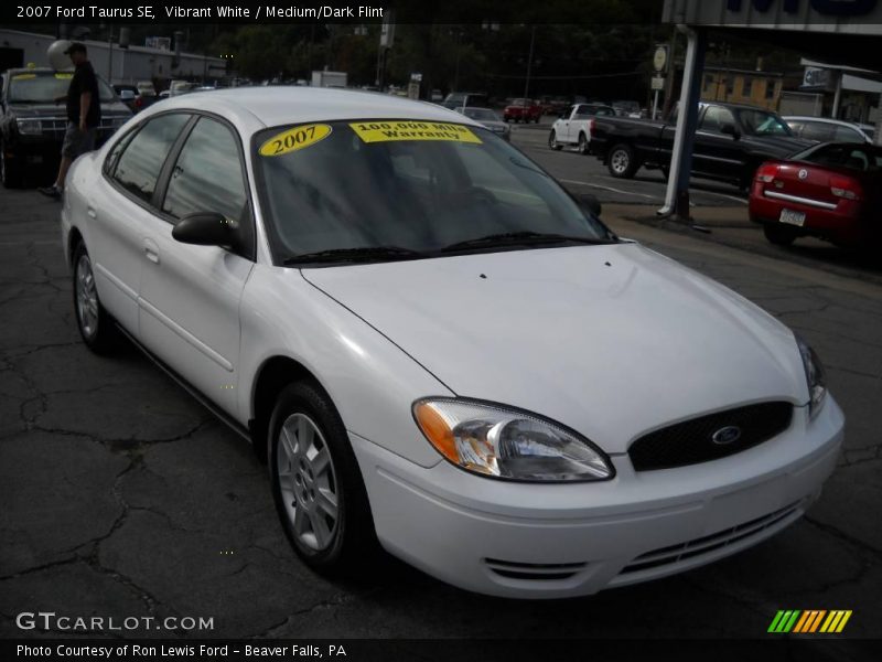 Vibrant White / Medium/Dark Flint 2007 Ford Taurus SE